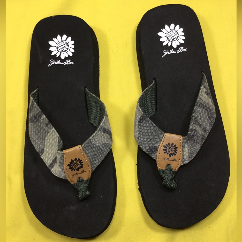 Yellow Box Women’s Black Footbed Green Camo Strap Flip Flops SZ 8